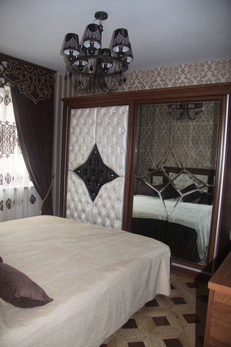 Продается квартира .за гост. "Grand Mir Hotel"  2/4/4. Метро Ойбек