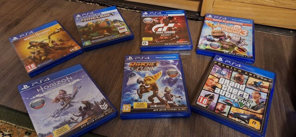 PlayStation 4 и 2 джойстика