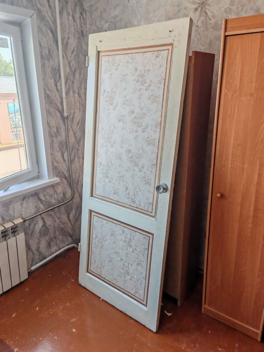 Белая дверь с ручкой