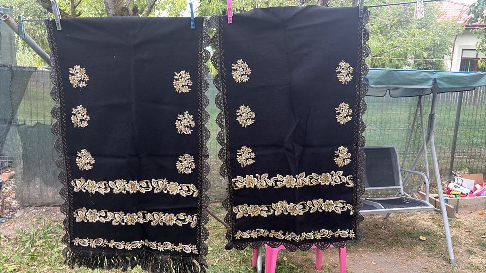 Vând două catrințe iPhone negru cu motive florale aurii completare pentru un costum popular vechi de 100 de ani