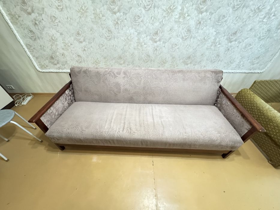 Продам диван на дачу