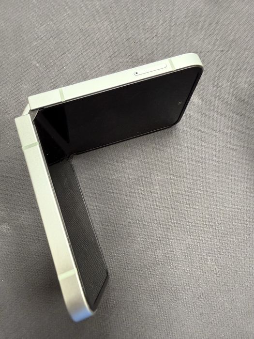 Samsung Galaxy Z Flip 6 12/256gb / без забележки