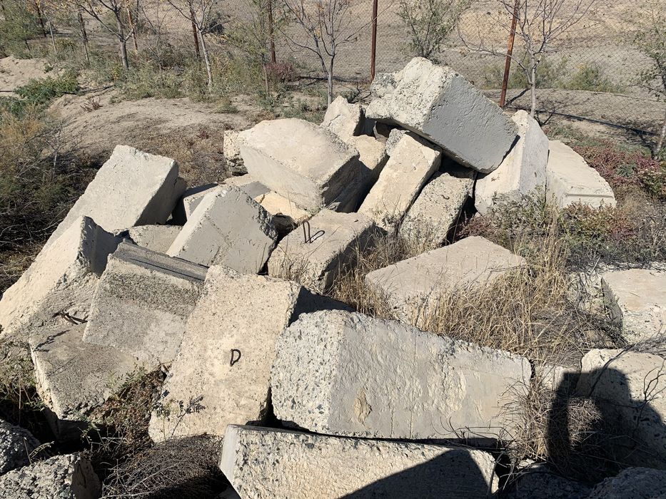 Бетонные блоки целые и половинки