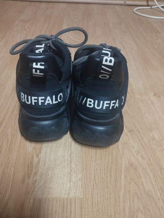 Adidași Buffalo.