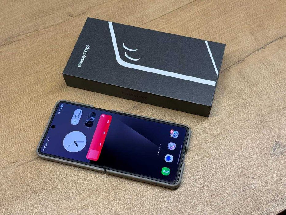 Samsung Galaxy Z Flip 7, как новый, чёрный цвет, память 512 GB.