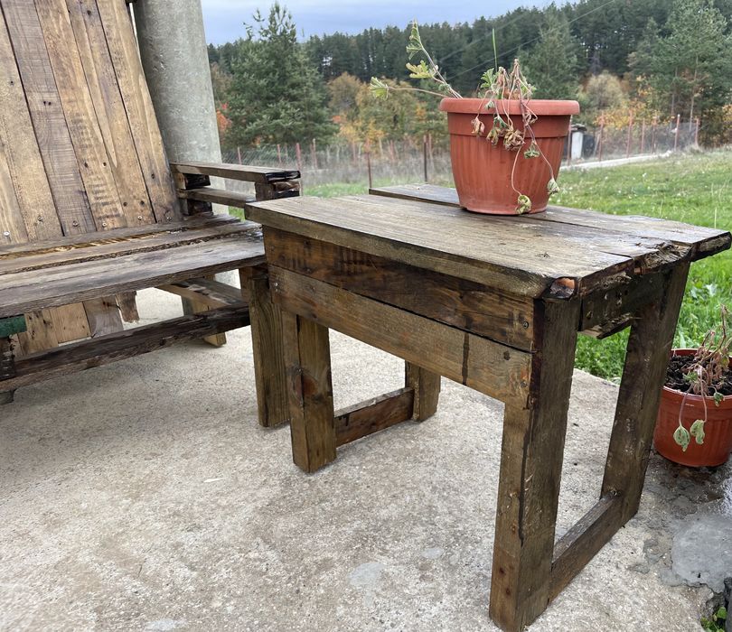 Дървена пейка