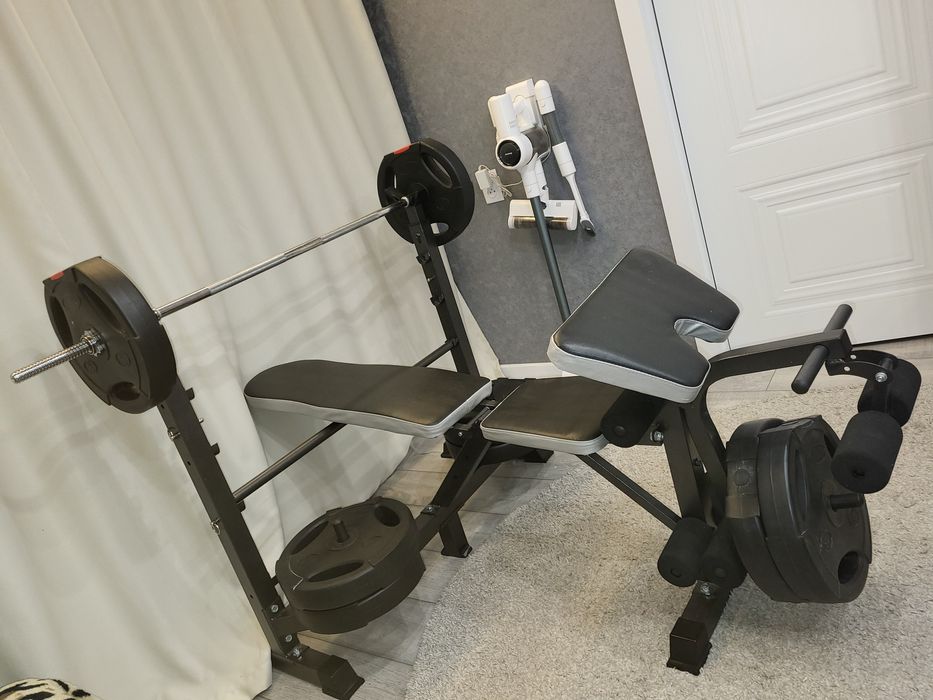 Лежак с штангай и гантелями