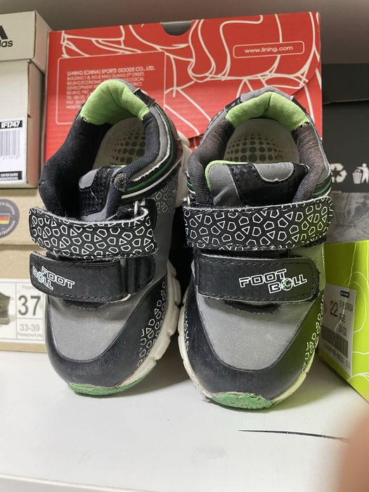 Детские кроссовки