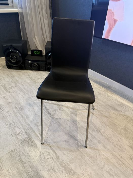 Продам 4 стула + 4 чехла к ним.