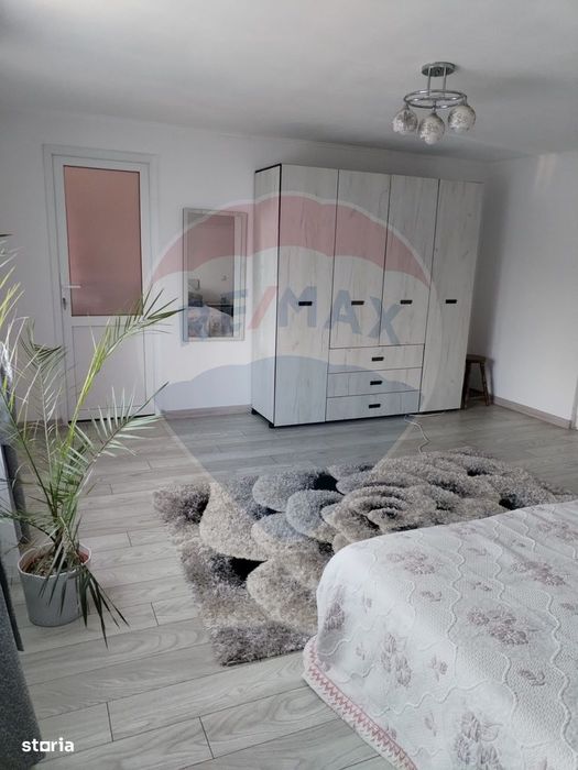 Casă individuală, teren 3275 mp, 6 camere, livadǎ cu pomi fructiferi