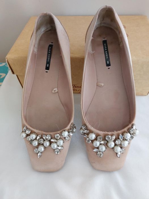 Продавам елегантни пролетни обувки