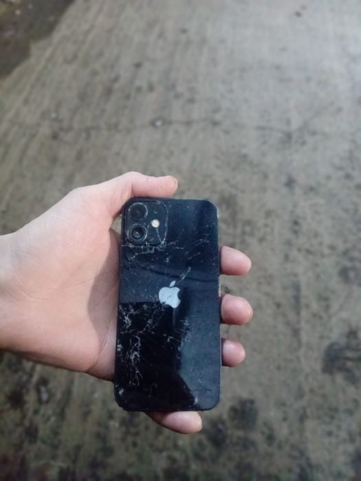 Продам телефон айфон