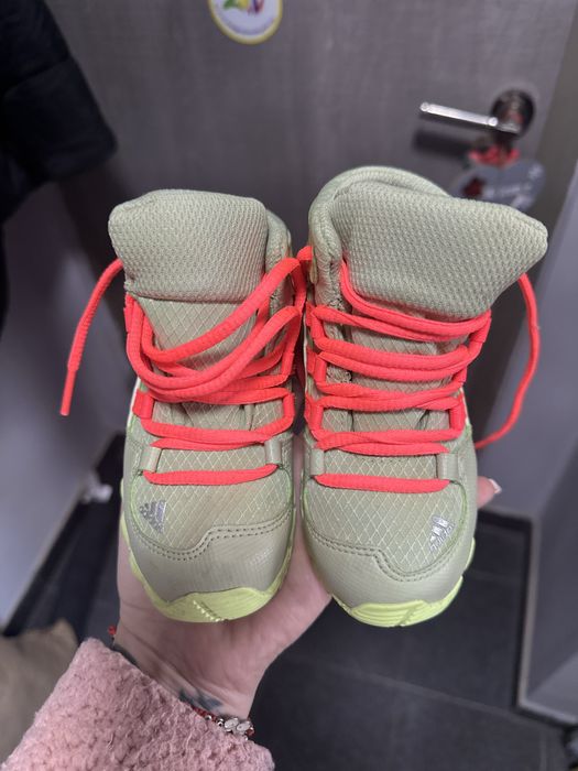 Aproape noi purtate de 2 ori  marimea 21-22-24