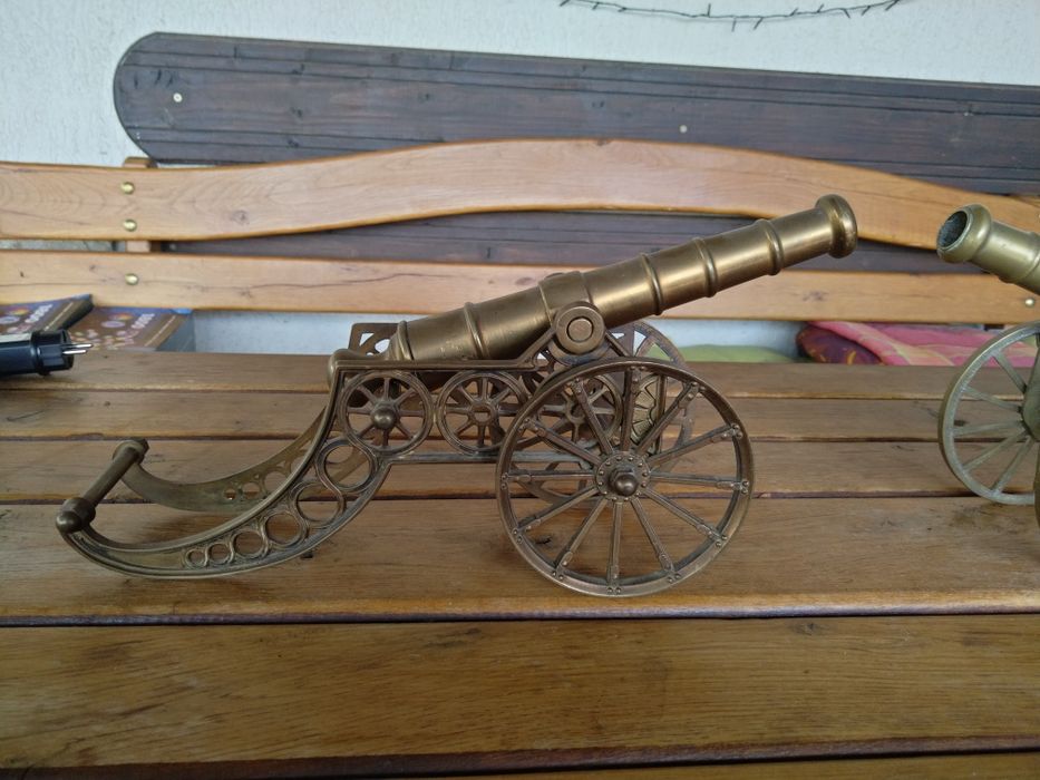 Продавам чифт огромни тежки старинни бронзови топове