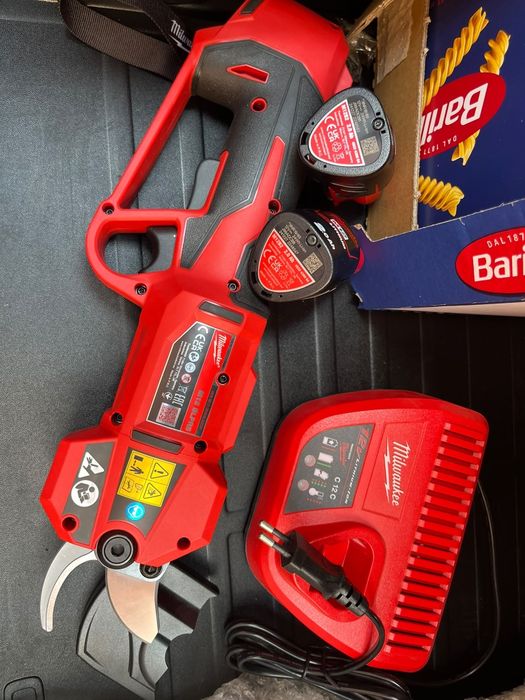 Foarfeca pentru taiat ramuri crengi Milwaukee M12 BLPRS-202, fara perii, 12V, pentru taiat ramuri pana la 32 mm
