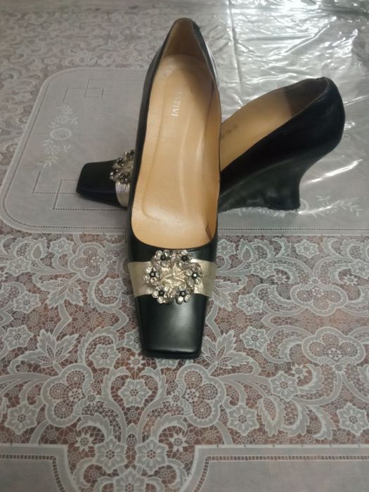 Туфли на каблуке с брошкой