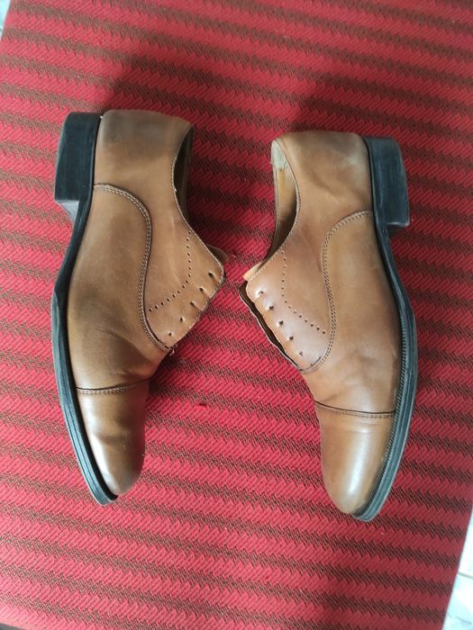 Pantofi Zara din piele numărul 42. 
Foarte practici, comozi și foarte ușori.