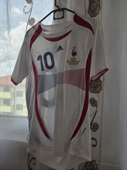 Vând tricouri de fotbal