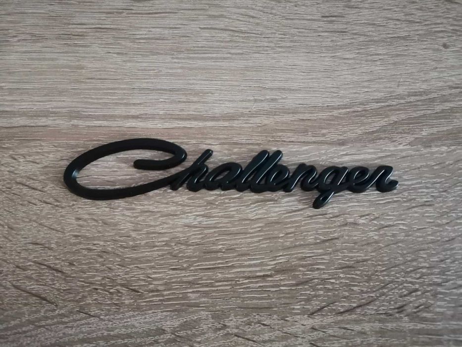 Dodge Challenger черна емблема стар стил