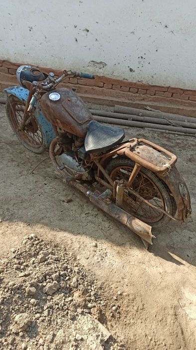 Sotiladi: Eski retro mototsikl