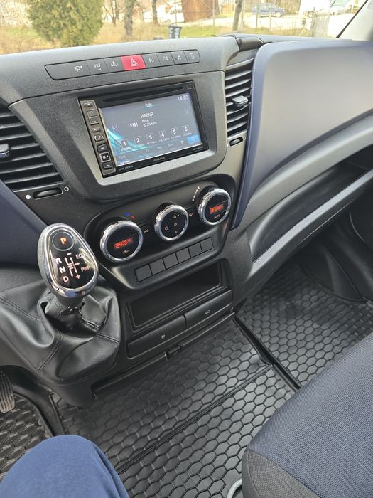 Продавам бус Iveco Daily 35-180 ХЛАДИЛЕН  2017г