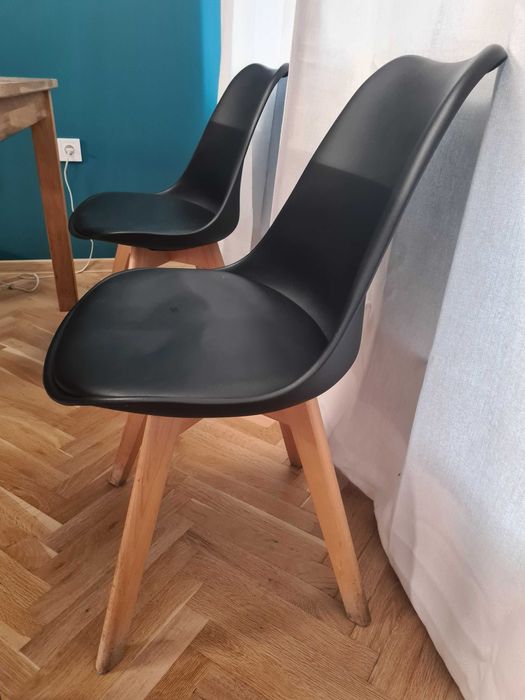 Масивна маса с 4 стола