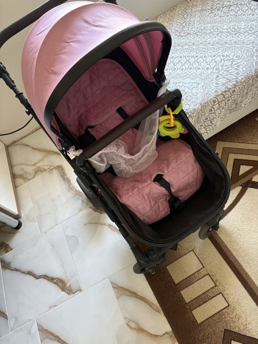 Продава се детска количка.