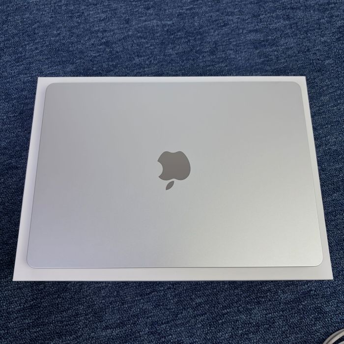 Macbook Air 13.6 M2 16GB RAM 256 GB Stocare Garantie 1 an, cu Toate Accesoriile incluse