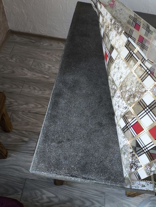 Стол с каменной столешницей