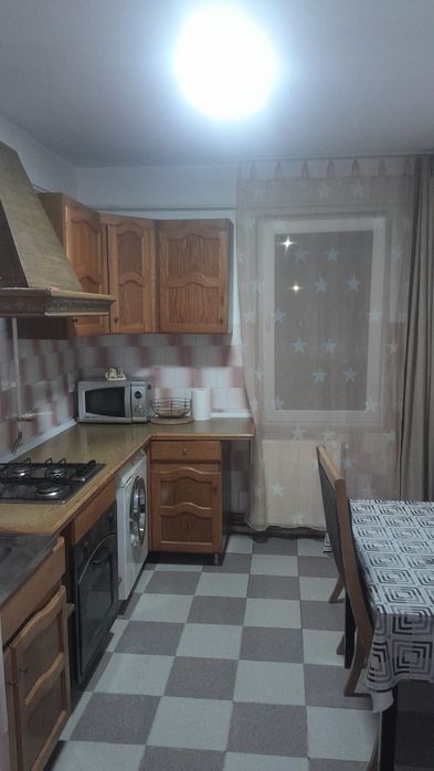 Închiriez apartament cu 2 camere