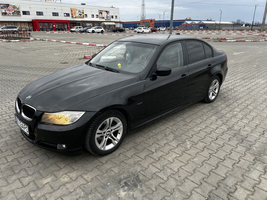 BMW e90 LCI 320i.