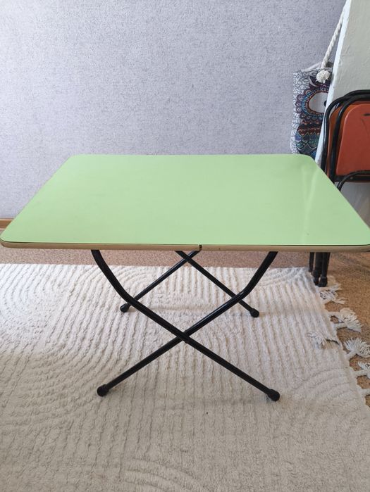 Складной стол и 3 стула