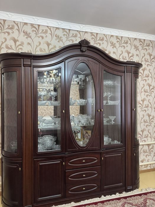 Сервант , горка, стенка