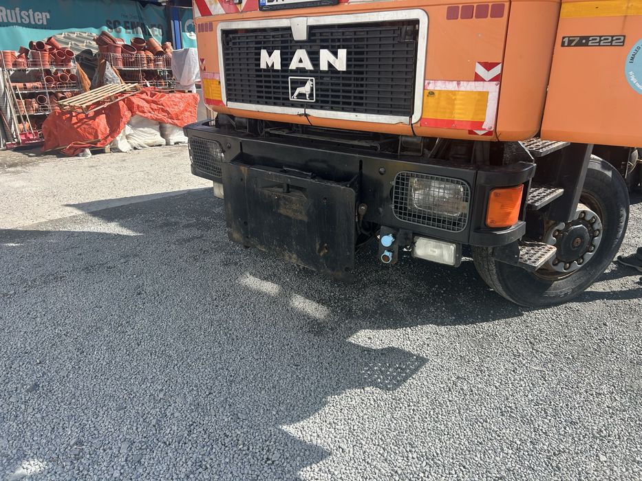Basculă  MAN 4x4 cu macara.