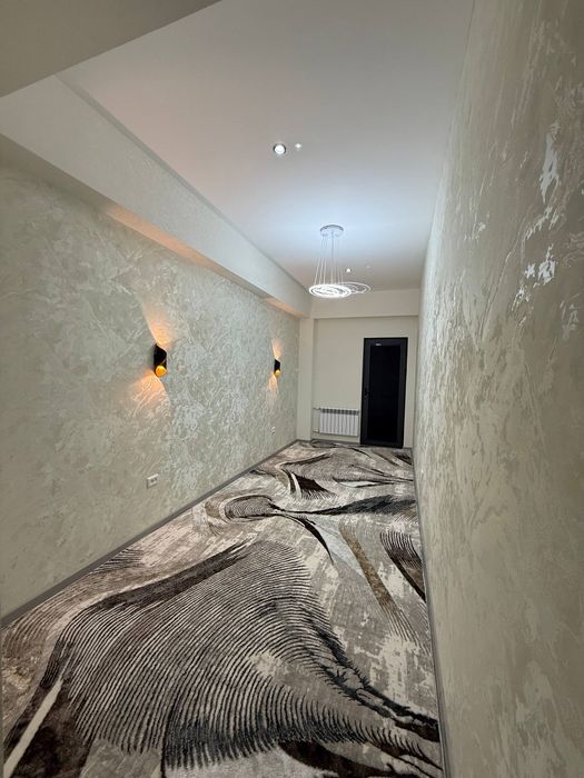 SHaxar Markaz paspurtni stol oldida