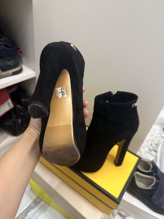 Продам осенние ботинки на каблуке