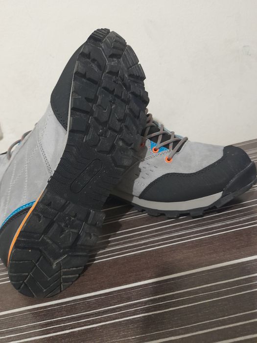 Продавам туристически обувки