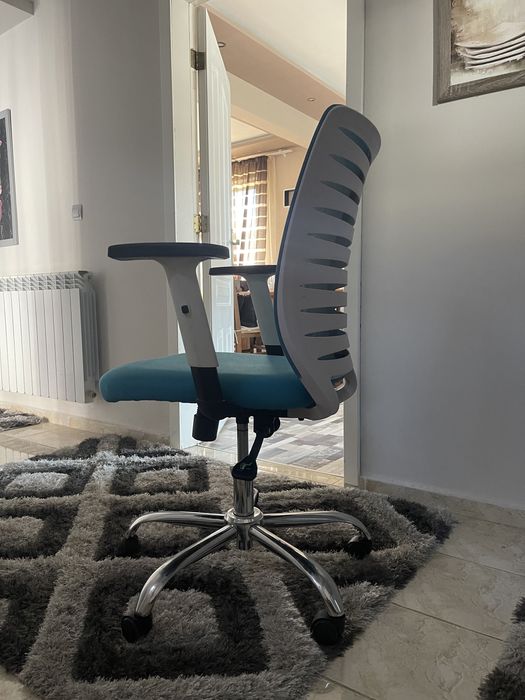 Ефектен и удобен въртящ се офис стол