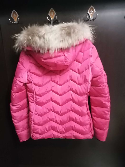 Дамско зимно яке с яка от естествен пух.