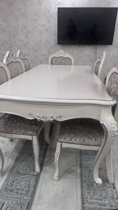 Продам стол для гостинной можно и стульями