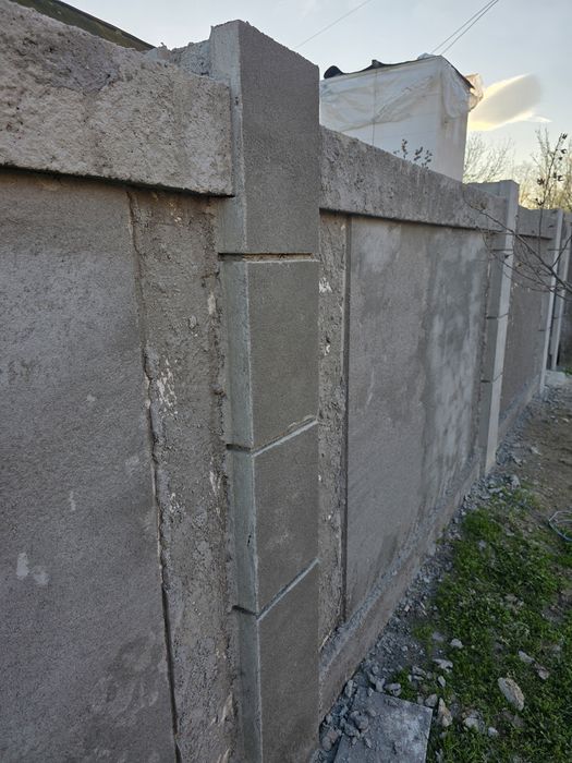 Vând 4  matrițe metal stalp, gard,2 matrițe coama gard,1 capac stalp!