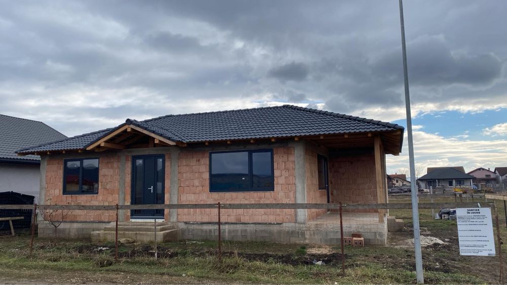 Casa la rosu in cartierul Orizont