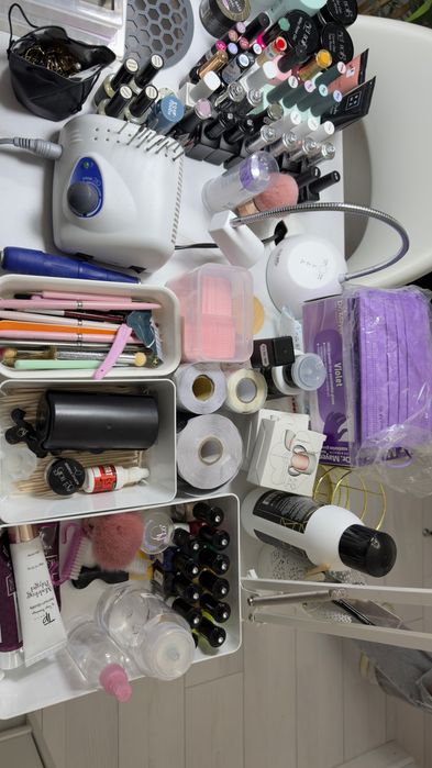 Masă manichiură, produse unghii, comodă, doua fotolii plus o floare decorativă