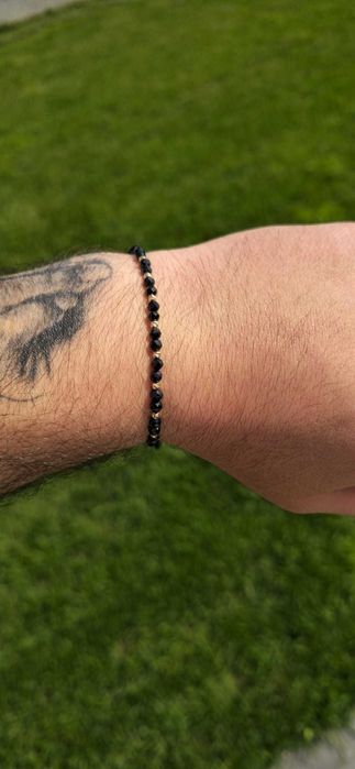 Brățară handmade cu aur 14K (bile 2.5 mm) și mărgele negre fațetate, reglabilă, unisex – elegantă, cutie premium