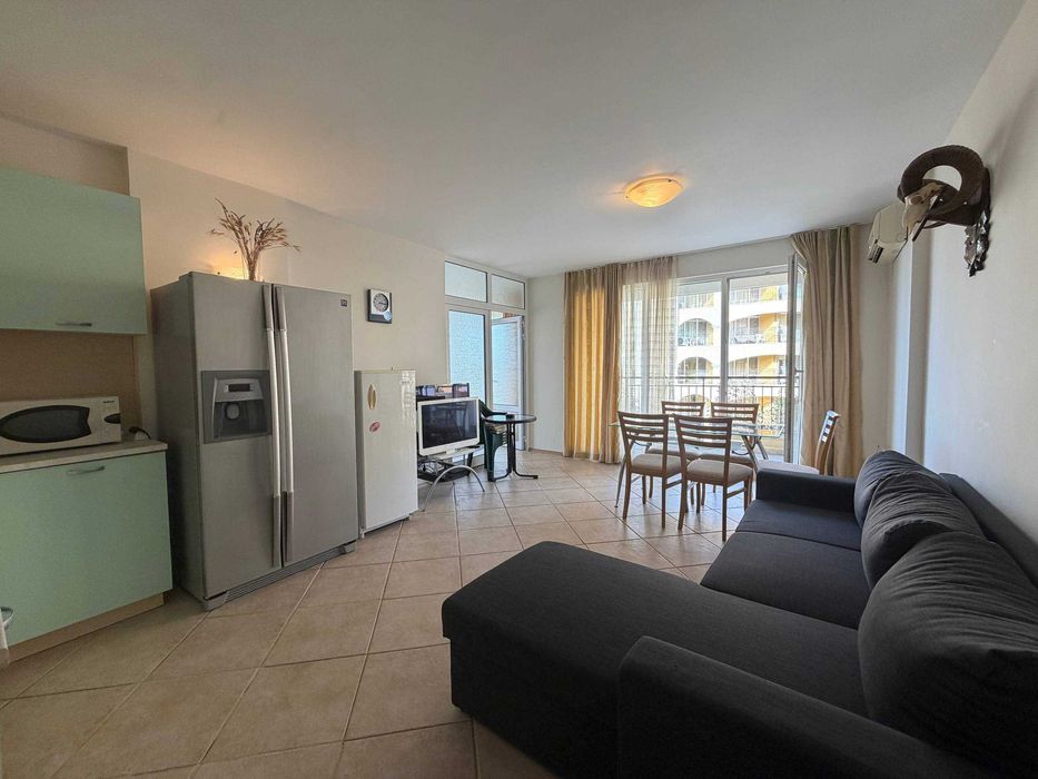 Обзаведен тристаен апартамент, Първа линия