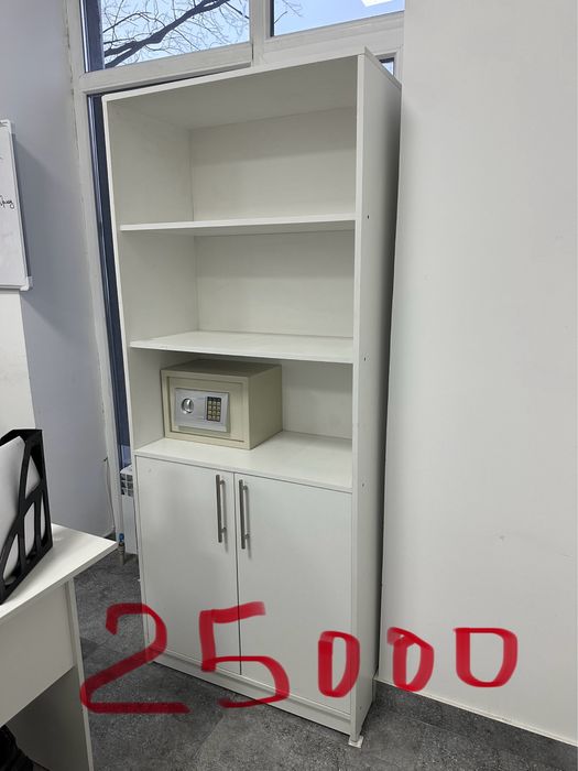 Для офиса: столы, кресло, стеллаж, диван