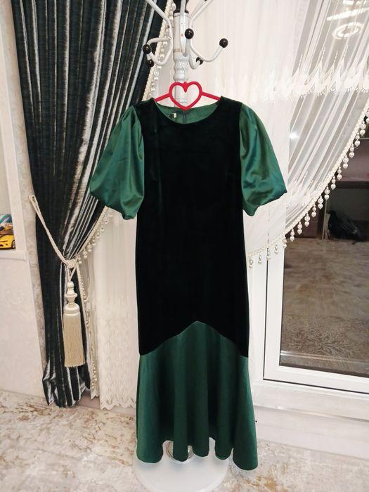 Этот шикарный темно-зеленый наряд, представляет вечерний образ