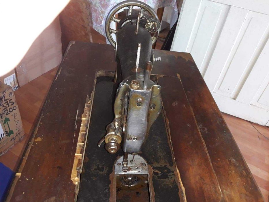 Masina de cusut mecanica cu pedala