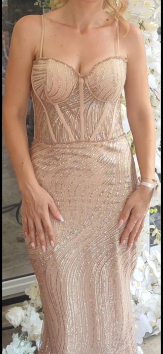 Бална рокля, обличана веднъж за повод в отлично състояние.