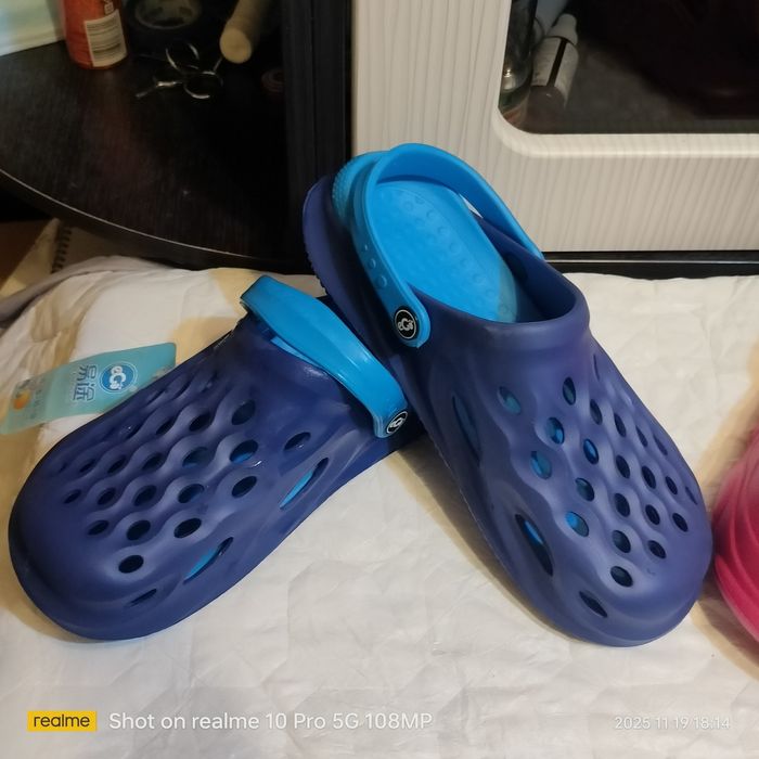 Продам кроксы новые